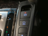 指先でパーキングブレーキの操作ができます。ブレーキホールドもついているので停止中に、ブレーキペダルから足を離しても停止状態を維持し続けてくれます。信号待ちなどの際に非常に便利です。