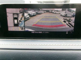車両を上から見たような映像をディスプレイオーディオ画面に表示。運転席からの目視だけでは見にくい、車両周辺の状況をリアルタイムでしっかり確認できます。