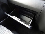 グローブボックス。車検証ブックや小物などが収納できるスペースがあります。