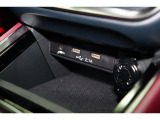 小物の収納に便利なセンタートレイには携帯等のデバイスの充電可能なUSB出力電源付です。