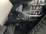 クルーズコントロール機能が付いています。 速度を設定するとアクセルを踏まなくても一定の速度で走ることができます。  高速道路ではとても便利な装置なんです。