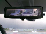 インテリジェントルームミラー、後方がカメラの映像で見れるので視界くっきり、車内に障害物があっても関係ありません。普通のバックミラーとも切りかえが出来ます。
