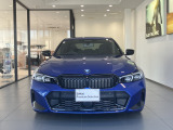 【BMWの伝統-1】BMWの特徴的な&ldquo;キドニーグリル&rdquo;は、80年以上続く伝統の形でございます。変わらないこだわりのデザインが、プレミアムブランド&ldquo;BMW&rdquo;を創り出します。