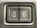 【両側パワースライドドア】スマートキーや運転席のスイッチで後席両側スライドドアの開閉が可能♪電動だから力を入れてドアを開ける必要が無く、小さなお子様でも簡単に開け閉めでき快適です♪
