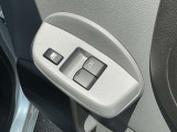 運転席・助手席にはパワーウインドウを装備しております。