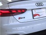 リヤは一番良く見られていると言われています。後続車からはこのように見られています。息を飲むような独特の重厚感のあるグラマラスなリヤデザイン。後ろからの強い視線を感じます。