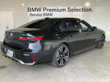 BMW xDriveの魅力は、走行状況と路面状況の変化をリアルタイムに把握し、4輪のトラクションを絶えず最大限に保つことで、どんなコンディションにおいても揺るぎない走りを実現させてくれます。