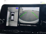 アラウンドモニターが運転席にいながら、クルマの前後左右の状況を映し出します。