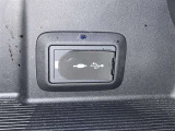 充電用USB端子付き。スマートフォンなどの充電に便利です。