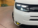 【LEDヘッドライト】悪天候や夜間走行時も良好な視界を確保し安心して運転できる高輝度LEDヘッドライトを装備!点灯速度が早く、消費電力も抑えられています。