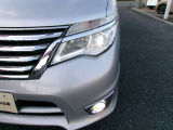 【LEDヘッドランプ】ハロゲンヘッドランプの約2倍の光量でより明るく遠くを照射。視認性、長寿命、省電力に優れ、スタイリッシュな白光色も魅力