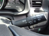 オートヘッドライト標準装備です。車外の明るさに応じて自動的にヘッドライトの点灯・消灯をしてくれます。トンネルの出入り口などで活躍してくれます。