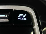 EVドライブモードで、早朝・深夜や屋内の駐車場などで、エンジン音や排気ガスを気にすることなく走れます。