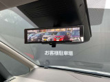 【インテリジェントルームミラー】です。車両後方のカメラ映像がミラー(液晶画面)に写るので、後席の人や荷物が写りこみません。夜間や悪天候でも視界が良好です♪