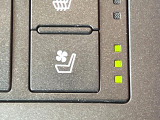【シートヒーター&ベンチレーション】夏場は涼しい風でお尻や背中の熱やムレを防ぎ、冬はエアコンよりも早く温まってポカポカに!季節を問わず快適に過ごせます。