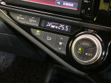 【オートエアコン】一度お好みの温度に設定すれば、車内の温度を検知し風量や温度を自動で調整。暑い&hellip;寒い&hellip;と何度もスイッチ操作をする必要はありません。快適な車内空間には必須の機能ですね♪