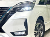 【LEDヘッドライト】悪天候や夜間走行時も良好な視界を確保し安心して運転できる高輝度LEDヘッドライトを装備!点灯速度が早く、消費電力も抑えられています。