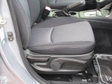 運転席は、リフトアップ機能がついています。お好みの高さで、最適なドライブポジションが選べます。運転が愉しくなります。