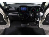 ドライバーを包み込むように、ディスプレーやスイッチ、コンソールを配置。座った瞬間から運転への期待が!空間そのものの心地よさにこだわっています。