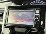 【バックカメラ】駐車時に後方がリアルタイム映像で確認できます。大型商業施設や立体駐車場での駐車時や、夜間のバック時に大活躍!運転スキルに関わらず、今や必須となった装備のひとつです!