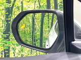 【ブラインドスポットモニター】走行中、ドアミラーの死角になりやすい箇所に後続車が接近するとサイドミラーのレンズに警告を表示!ドライバーに注意喚起をしてくれます。