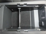 アームレスト内に、USBポート二口と電源ソケットを備えています。運転席と助手席それぞれのスマホや電子小物を充電可能です。