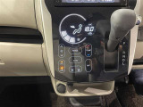 【オートエアコン】一度お好みの温度に設定すれば、車内の温度を検知し風量や温度を自動で調整。暑い&hellip;寒い&hellip;と何度もスイッチ操作をする必要はありません。快適な車内空間には必須の機能ですね♪