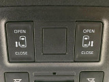 【両側パワースライドドア】スマートキーや運転席のスイッチで後席両側スライドドアの開閉が可能♪電動だから力を入れてドアを開ける必要が無く、小さなお子様でも簡単に開け閉めでき快適です♪