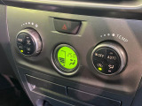 【オートエアコン】一度お好みの温度に設定すれば、車内の温度を検知し風量や温度を自動で調整。暑い&hellip;寒い&hellip;と何度もスイッチ操作をする必要はありません。快適な車内空間には必須の機能ですね♪