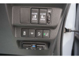 両側電動スライドドア付。通常のドアに比べて、車のボディーに対し平行に開閉し、開けてもスペースを取りません。出入り口が大きいドアはお子様のいるご家庭はもちろん、混んだ駐車場でも大活躍です!