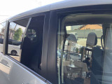 プライバシーガラスが搭載されておりますので、車内のプライバシーを保護してくれます。