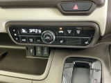 オートエアコンで、毎日のドライブを快適に。温度、風量を自動で調整し、理想的な車内環境を提供します。