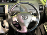 【純正革巻きステアリング】上質な革を使用することで、手にしっかり馴染みとても運転しやすいハンドルです♪