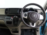 運転席側から見た写真です、お車にマッチングするように考えられたインパネデザイン!沢山のスイッチ類も運転される方が使いやすい位置に配置されていますね!