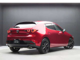 弊社下取りワンオーナー車の、MAZDA3が入荷しました。ソウルレッドとブラックアウト部の対比が美しく、4WDで安定感もしっかりです。ぜひご覧ください。