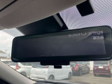 スマートルームミラー◆積載物などで、さえぎられがちなルームミラーの後方視界。車内状況に関わらず車両後方にあるカメラの映像をルームミラーに映し出します!もちろん夜や悪天降雨でもクリアな後方視界を確保!