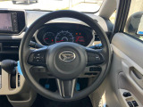 インテリアに合わせたデザインのステアリングは、運転される方のことも考え、運転しやすい形状、大きさです。是非一度、実際に触ってお確かめください。