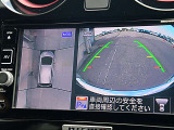 アラウンドモニターが運転席にいながら、クルマの前後左右の状況を映し出します。