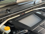 【STIタワーバー】お車の剛性を高めるタワーバーを装備。よりスムーズなコーナリング走行が可能となり、走りも楽しめます。