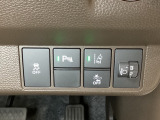 ハンドルの右側にはヘッドライトレベライザーとHondaセンシング用のメインスイッチがついています。ヘッドライトレベライザーは道路状況や積荷の加重に応じてライトの高さを調節できます。
