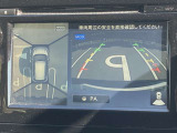 アラウンドビューモニターです。4つのカメラからの映像を合成・処理することで空から見下ろすような視点で周囲を確認でき、駐車時のクルマの位置確認がスムーズになります。