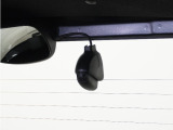 ◆リアにもドライブレコーダーを装備しております◆映像・音声などを記録する自動車用の装置です。もしもの事故の際の記録はもちろん、旅行の際の思い出としてドライブの映像を楽しむことができます。