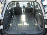 荷室はリアシートを折りたたむと広くフラットに使用便利です