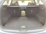 CX-5のラゲッジルームは後席が4:2:4で分割が可能です。荷室側からもレバーを引くだけで可倒できます!新車時オプション装備の【パワーリフトゲート】付き!スイッチを押すだけで開閉が可能です!