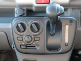 マニュアルエアコンですので、車内を快適な空間に出来ます♪