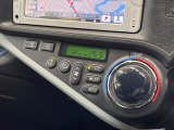 【オートエアコン】一度お好みの温度に設定すれば、車内の温度を検知し風量や温度を自動で調整。暑い&hellip;寒い&hellip;と何度もスイッチ操作をする必要はありません。快適な車内空間には必須の機能ですね♪