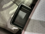 助手席のシート下には便利な収納スペースがあります。