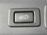 【パワーバックドア】スマートキーや運転席のボタンを押すだけでリアゲートが自動で開閉します!荷物を持っている時や、高い位置にあるバックドアを閉める際に便利な機能です♪