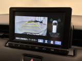 リバースギアに入れるだけで後方の表示へ切り替わります。夜間や雨の日の駐車も楽になりますよ。