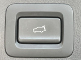 【パワーバックドア】スマートキーや運転席のボタンを押すだけでリアゲートが自動で開閉します!荷物を持っている時や、高い位置にあるバックドアを閉める際に便利な機能です♪